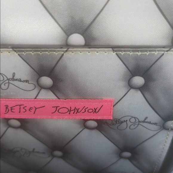 New Betsey Johnson unique and Betsey fun cross body bag. - Picture 4 of 5